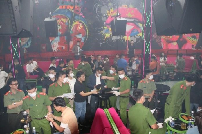 Gần 100 cán bộ, chiến sỹ kiểm tra cơ sở kinh doanh "7 Bar Station". Ảnh: CA