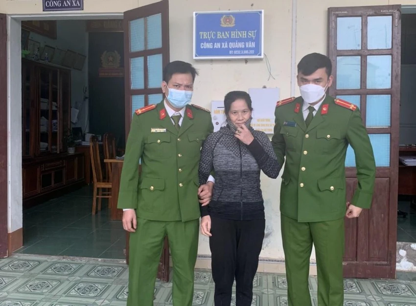 Hoàng Thị Hồng tại cơ quan công an. Ảnh: CA