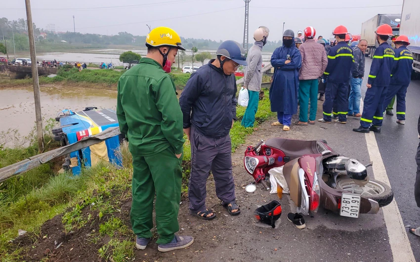 Sau cú va chạm với xe ô tô con và xe máy, xe giường nằm lao khỏi ta luy và đâm thẳng xuống ruộng. Ảnh: BẢO THIÊN