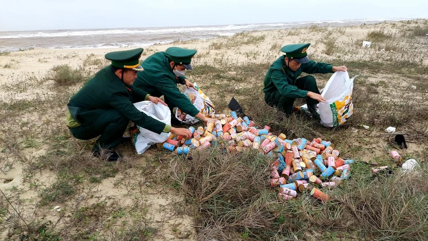 Cán bộ chiến sỹ Đồn Biên phòng Lý hòa thu gom thuốc lá trôi dạt tại bờ biển xã Hải Phú. Ảnh: BĐBP Cán bộ chiến sỹ Đồn Biên phòng Lý hòa thu gom thuốc lá trôi dạt tại bờ biển xã Hải Phú. Ảnh: BĐBP