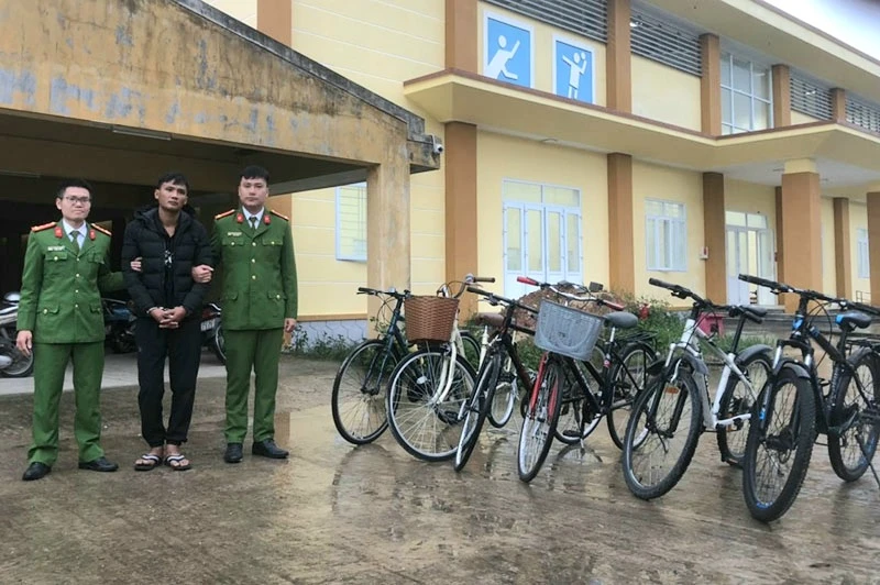 Lê Anh Dũng cùng tang vật các vụ trộm. Ảnh: CA Lê Anh Dũng cùng tang vật các vụ trộm. Ảnh: CA