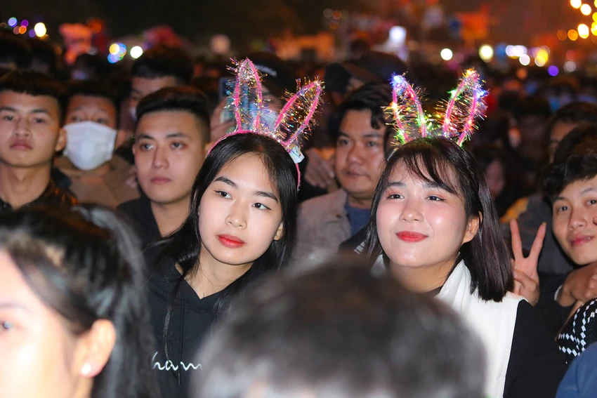 Nhiều bạn trẻ hoà mình cùng không khí âm nhạc sôi động. Ảnh: BẢO THIÊN Nhiều bạn trẻ hoà mình cùng không khí âm nhạc sôi động. Ảnh: BẢO THIÊN