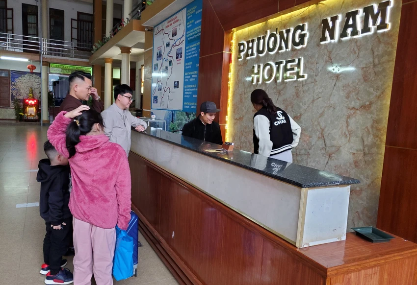 Nhiều khách sạn, homestay tại khu vực trung tâm thị trấn Phong Nha đã "kín phòng". Ảnh: BẢO THIÊN Nhiều khách sạn, homestay tại khu vực trung tâm thị trấn Phong Nha đã "kín phòng". Ảnh: BẢO THIÊN