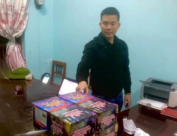 Dương Anh Tuấn cùng tang vật. Ảnh: CA Dương Anh Tuấn cùng tang vật. Ảnh: CA