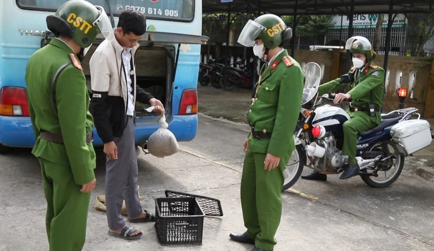 Lực lượng chức năng bắt quả tang Trần Ngọc Sơn đang gửi tê tê xuống TP Đồng Hới để tiêu thụ. Ảnh: CA Lực lượng chức năng bắt quả tang Trần Ngọc Sơn đang gửi tê tê xuống TP Đồng Hới để tiêu thụ. Ảnh: CA