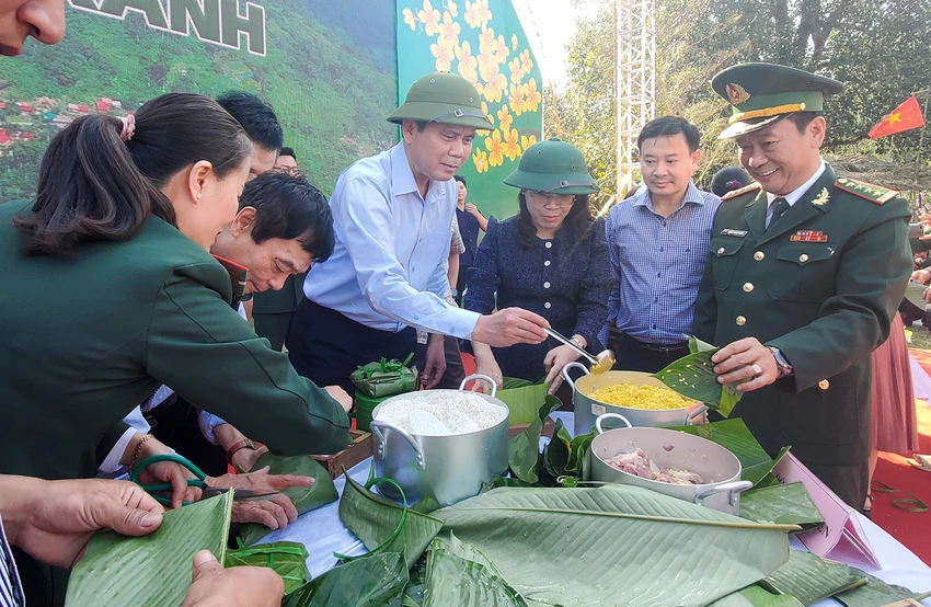 Lãnh đạo tỉnh Quảng Bình, Bộ đội Biên phòng tham gia chương trình gói bánh chưng xanh. Ảnh: BẢO THIÊN Lãnh đạo tỉnh Quảng Bình, Bộ đội Biên phòng tham gia chương trình gói bánh chưng xanh. Ảnh: BẢO THIÊN