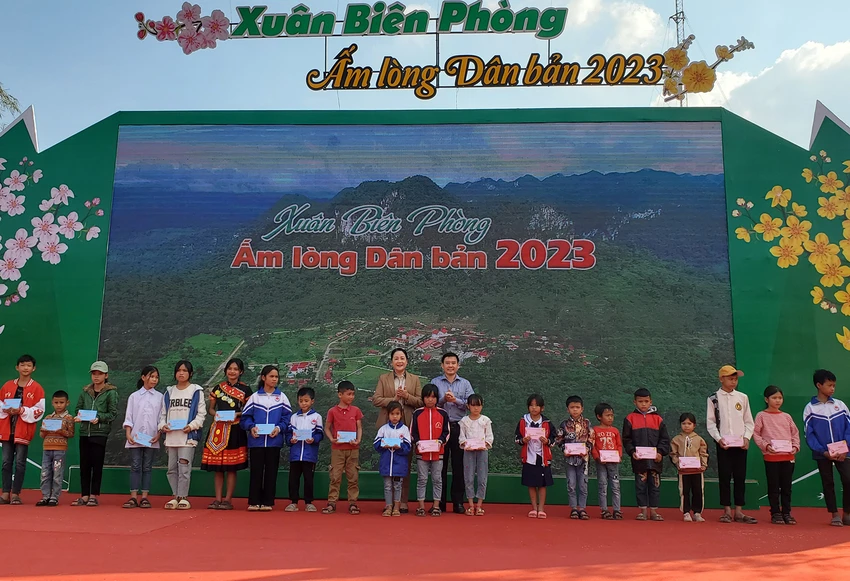 Lãnh đạo Sở Thông tin-Truyền thông và Hội phụ nữ tỉnh trao quà cho các em học sinh có hoàn cảnh khó khăn. Ảnh: BẢO THIÊN Lãnh đạo Sở Thông tin-Truyền thông và Hội phụ nữ tỉnh trao quà cho các em học sinh có hoàn cảnh khó khăn. Ảnh: BẢO THIÊN