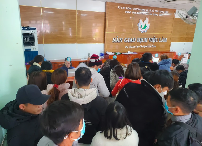 Sàn giao dịch việc làm Quảng Bình “kín khách” những ngày đầu năm. Ảnh: BT Sàn giao dịch việc làm Quảng Bình “kín khách” những ngày đầu năm. Ảnh: BT