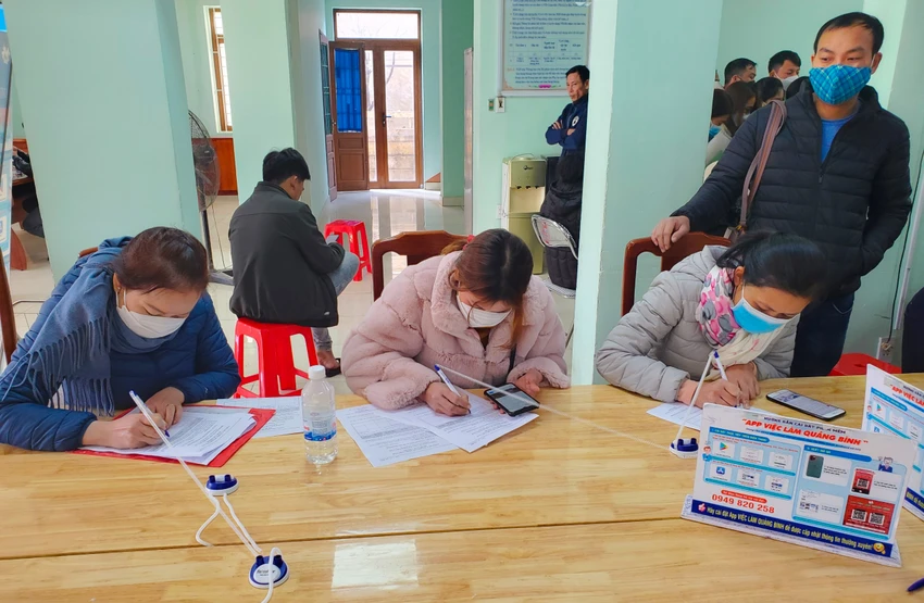 Người lao động điền vào phiếu đăng ký tìm kiếm việc làm. Ảnh: BT Người lao động điền vào phiếu đăng ký tìm kiếm việc làm. Ảnh: BT