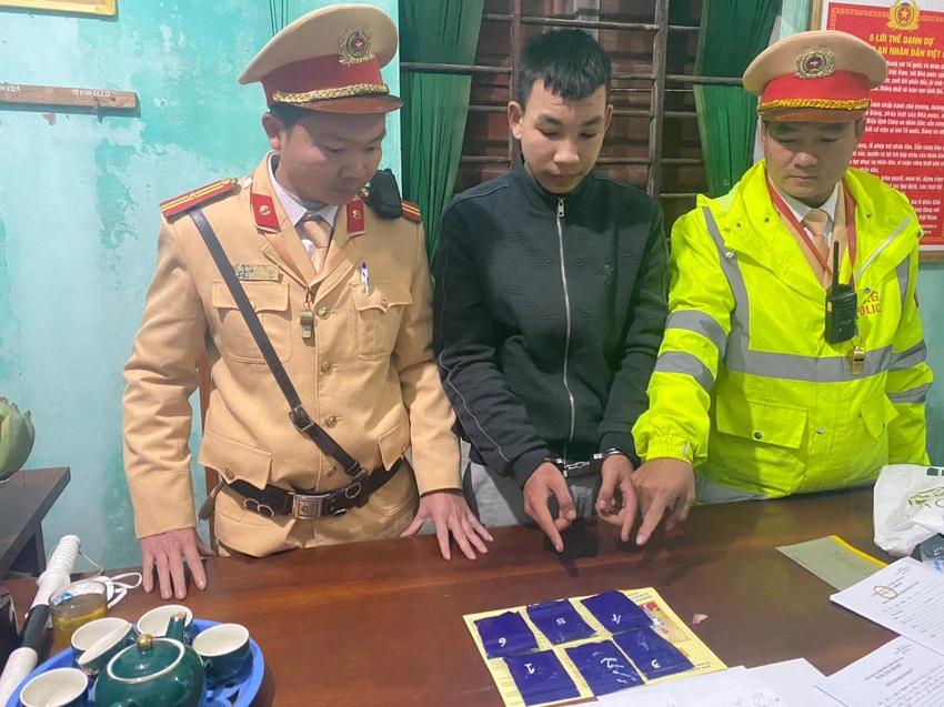 Phạm Đức Mạnh cùng tang vật. Ảnh: CA Phạm Đức Mạnh cùng tang vật. Ảnh: CA