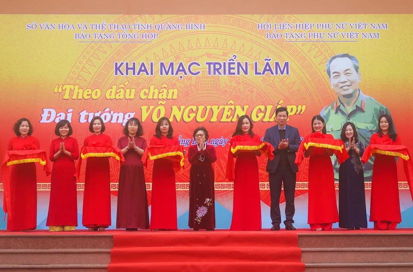 Cắt băng khai mạc triễn lãm. Ảnh: B.T Cắt băng khai mạc triễn lãm. Ảnh: B.T