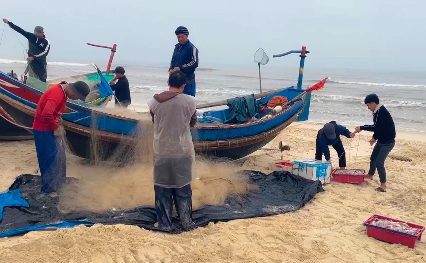 Người dân thường sử dụng lưới mành, mắt nhỏ khoảng 4cm để đánh bắt cá khoai. Ảnh: BT Người dân thường sử dụng lưới mành, mắt nhỏ khoảng 4cm để đánh bắt cá khoai. Ảnh: BT