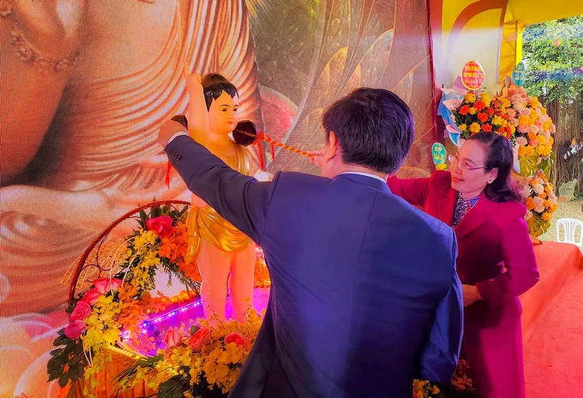 Lãnh đạo tỉnh Quảng Bình và huyện Lệ Thuỷ tắm tượng. Lãnh đạo tỉnh Quảng Bình và huyện Lệ Thuỷ tắm tượng.