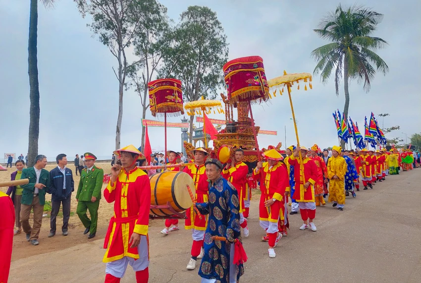 Rước linh vị thành hoàng từ Đình thờ tổ đến Ngư Linh Miếu để làm lễ cầu ngư. Rước linh vị thành hoàng từ Đình thờ tổ đến Ngư Linh Miếu để làm lễ cầu ngư.