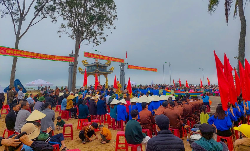 Lễ hội cầu ngư tại làng biển Cảnh Dương thu hút đông đảo ngư dân, nhân dân và du khách tham dự. Lễ hội cầu ngư tại làng biển Cảnh Dương thu hút đông đảo ngư dân, nhân dân và du khách tham dự.