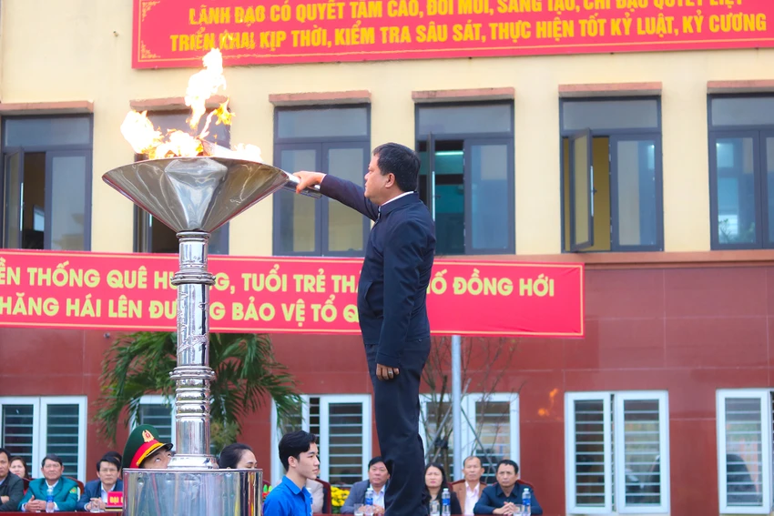 Ông Trần Phong, Bí thư Thành uỷ Đồng Hới, thắp lửa truyền thống tại lễ giao nhận quân. Ảnh: BT Ông Trần Phong, Bí thư Thành uỷ Đồng Hới, thắp lửa truyền thống tại lễ giao nhận quân. Ảnh: BT