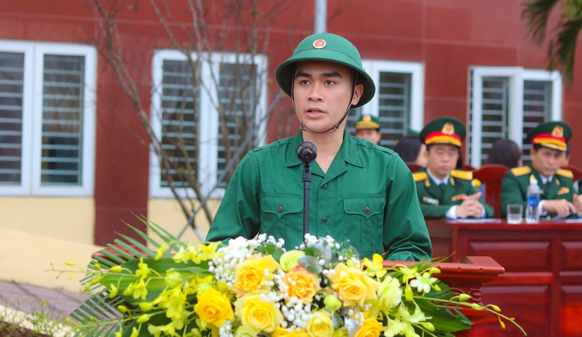 Đại diện các công dân tham gia nhập ngũ phát biểu tại buổi lễ. Ảnh: BT Đại diện các công dân tham gia nhập ngũ phát biểu tại buổi lễ. Ảnh: BT