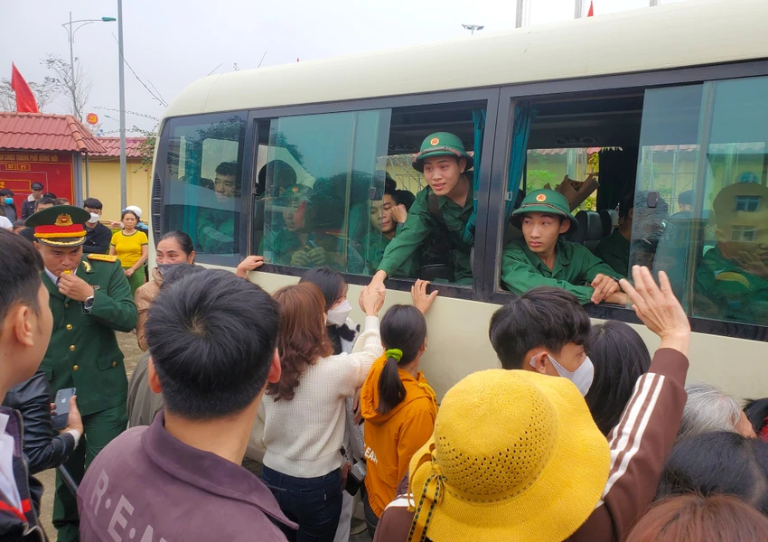 Người thân, gia đình chia tay các công dân ưu tú lên đường nhập ngũ. Ảnh: BT Người thân, gia đình chia tay các công dân ưu tú lên đường nhập ngũ. Ảnh: BT