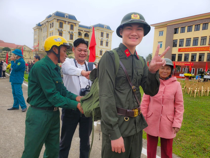 Em Hoàng Xuân Vỹ (19 tuổi) phấn khởi lên đường tham gia nghĩa vụ công an nhân dân. Ảnh: BT Em Hoàng Xuân Vỹ (19 tuổi) phấn khởi lên đường tham gia nghĩa vụ công an nhân dân. Ảnh: BT