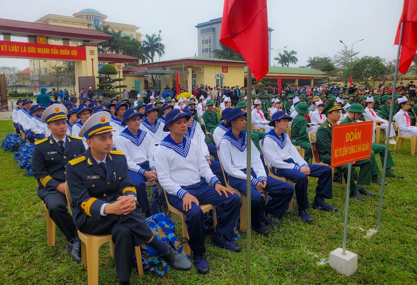 Lễ giao nhận quân tại TP Đồng Hới. Ảnh: BẢO THIÊN Lễ giao nhận quân tại TP Đồng Hới. Ảnh: BẢO THIÊN