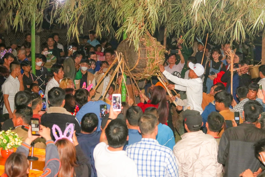 Đồng bào người Ma Coong, người dân và du khách thay phiên nhau đập trống trong lễ hội. Ảnh: BẢO THIÊN
