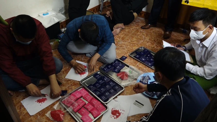 Lực lượng công an kiểm đếm số ma tuý tại nhà Tuấn. Ảnh: CA Lực lượng công an kiểm đếm số ma tuý tại nhà Tuấn. Ảnh: CA