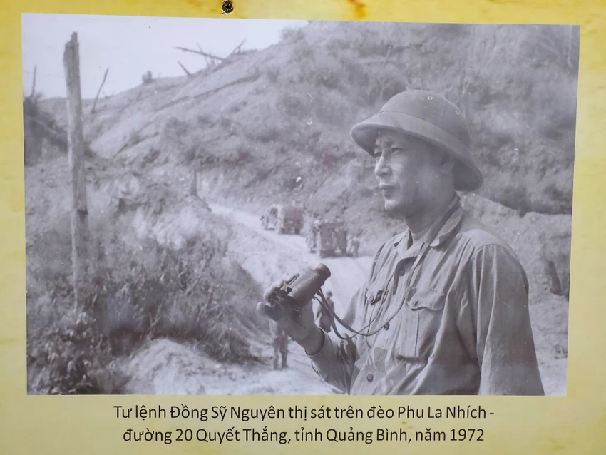 Ảnh tư liệu về Trung tướng Đồng Sỹ Nguyên tại triển lãm. Ảnh: B.T Triển lãm trung tướng Đồng Sỹ Nguyên cuộc đời và sự nghiệp