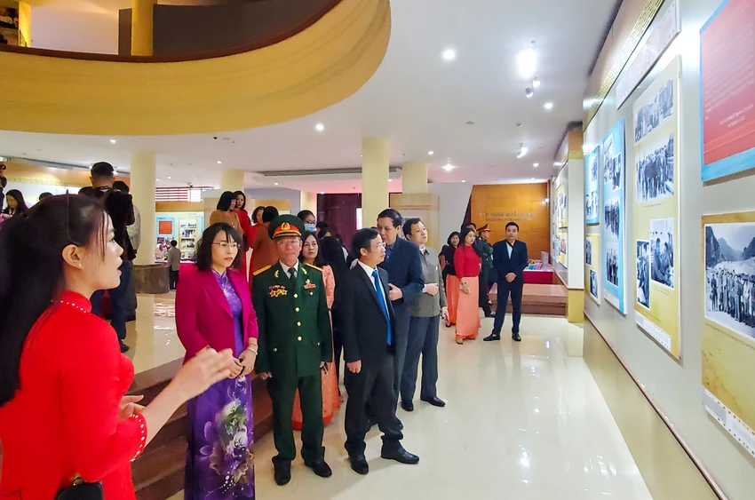 Các đại biểu tham quan, tìm hiểu tại triển lãm. Ảnh: B.T Triển lãm trung tướng Đồng Sỹ Nguyên cuộc đời và sự nghiệp