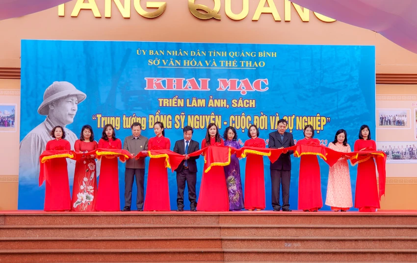 Các đại biểu cắt băng khai mạc triển lãm. Ảnh: BẢO THIÊN Triển lãm trung tướng Đồng Sỹ Nguyên cuộc đời và sự nghiệp
