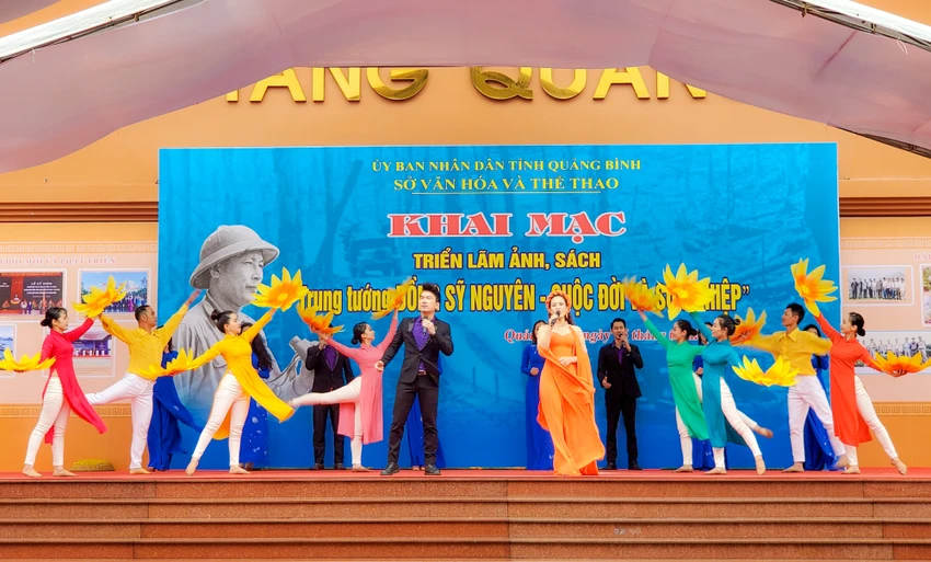 Chương trình nghệ thuật khai mạc triển lãm. Ảnh: B.T Triển lãm trung tướng Đồng Sỹ Nguyên cuộc đời và sự nghiệp