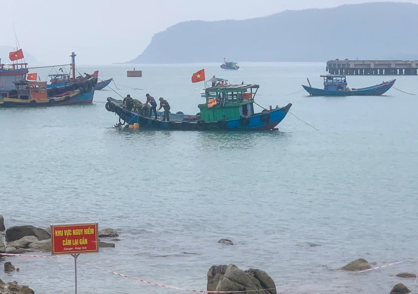 Lực lượng chức năng tiến hành trục vớt quả bom. Ảnh: Hoài Nam Lực lượng chức năng tiến hành trục vớt quả bom. Ảnh: Hoài Nam