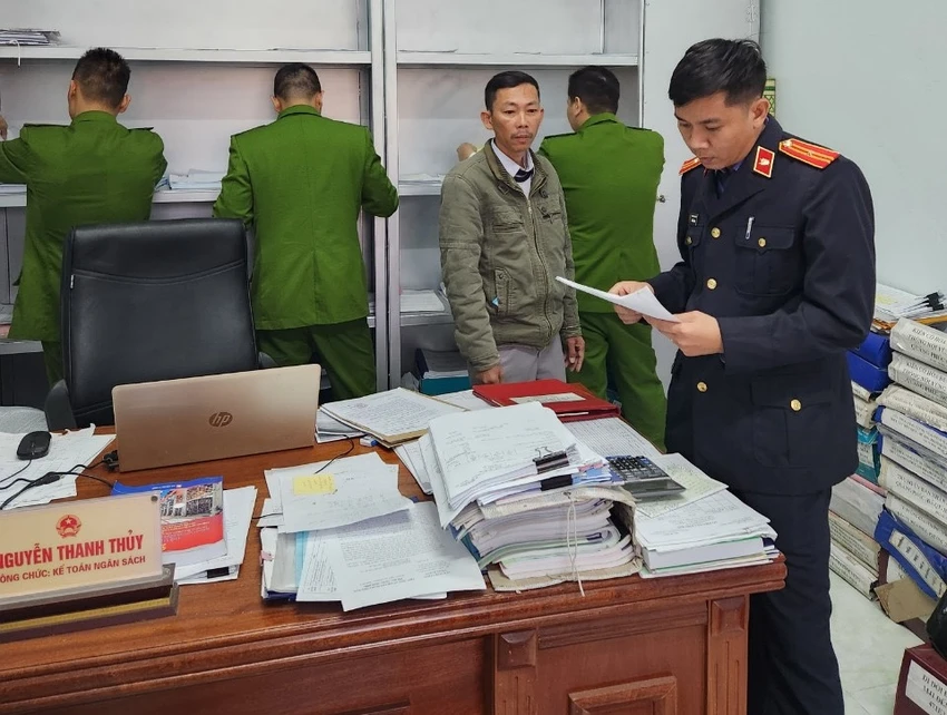 Lực lượng chức năng tiến hành khám xét phòng làm việc của ông Thủy. Ảnh: CA