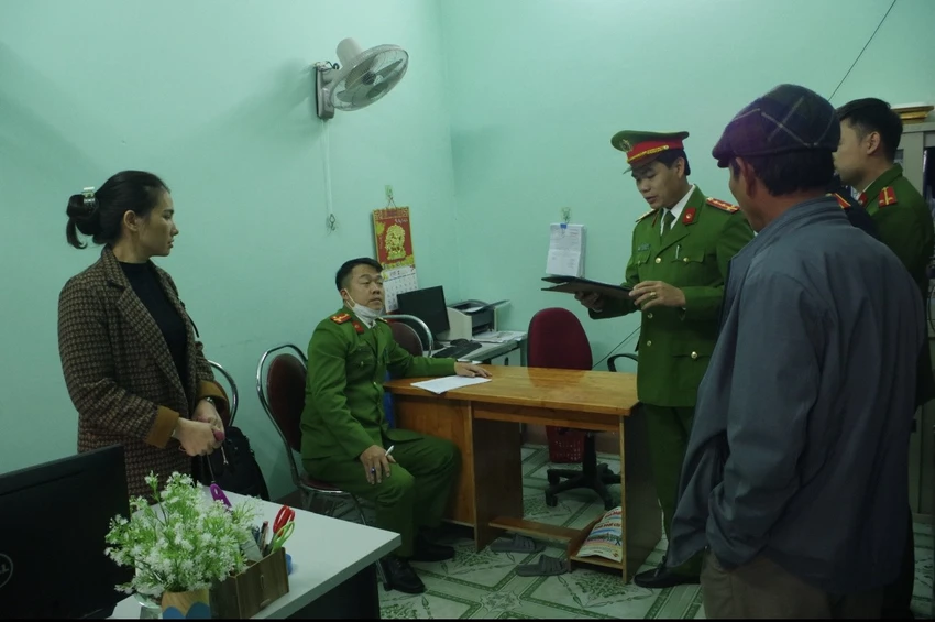 Lực lượng chức năng tiến hành kiểm tra phòng làm việc của bà Oanh. Ảnh: CA