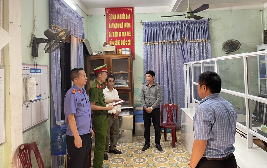 Công an thị xã Ba Đồn tống đạt quyết định khởi tố đối với Phạm Văn Tuyến. Ảnh: Trần Tuấn Công an thị xã Ba Đồn tống đạt quyết định khởi tố đối với Phạm Văn Tuyến. Ảnh: Trần Tuấn