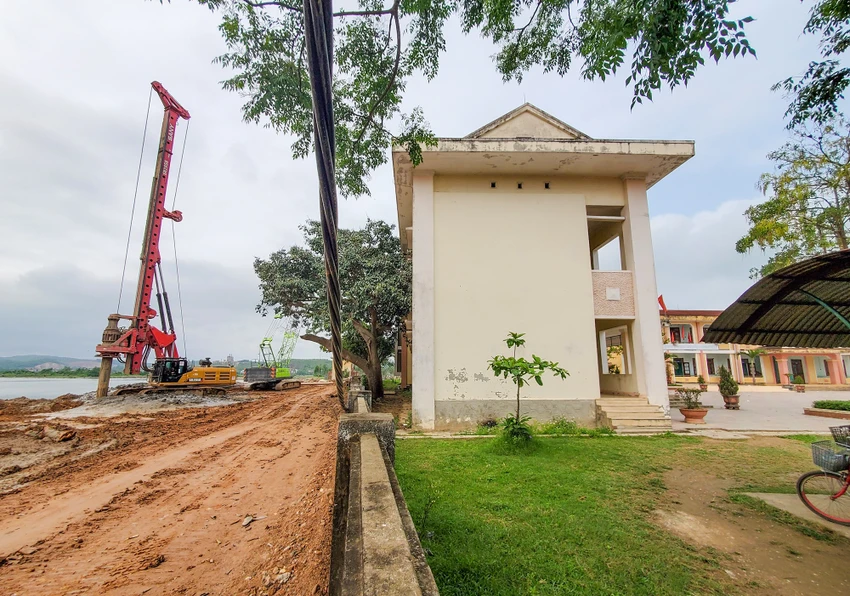 Trường TH&THCS Quảng Hải nằm cạnh công trường thi công cao tốc Bắc-Nam. Ảnh: BẢO THIÊN Trường TH&THCS Quảng Hải nằm cạnh công trường thi công cao tốc Bắc-Nam. Ảnh: BẢO THIÊN