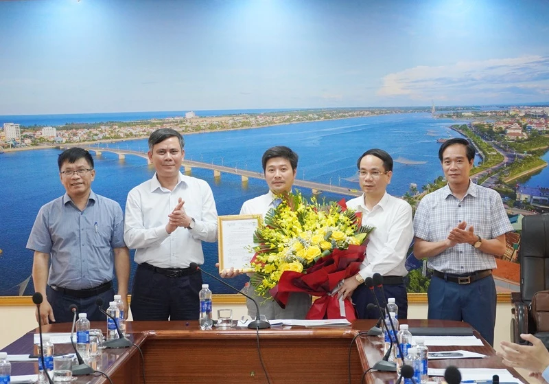 Lãnh đạo tỉnh Quảng Bình trao quyết định bổ nhiệm và tặng hoa chúc mừng ông Lê Anh Đức. Ảnh: A.Tuấn Lãnh đạo tỉnh Quảng Bình trao quyết định bổ nhiệm và tặng hoa chúc mừng ông Lê Anh Đức