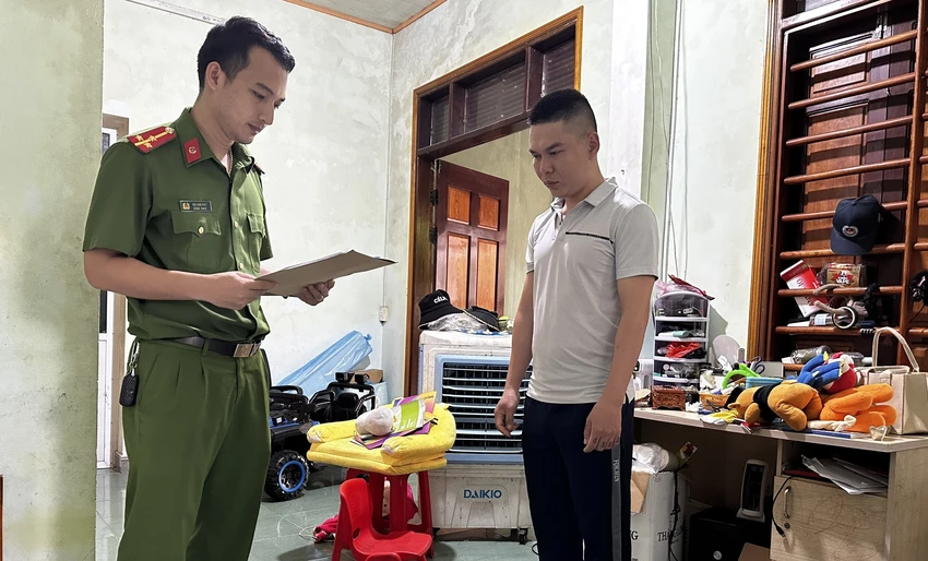 Công thi hành lệnh khám xét chỗ ở của Tuấn. Ảnh: CA Cơ quan công thi hành lệnh khám xét chỗ ở của Tuấn
