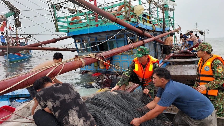 Lực lượng biên phòng và người dân hỗ trợ tàu QB-93786TS gặp nạn trên biển. Ảnh: Hoài Nam Lực lượng biên phòng và người dân hỗ trợ tàu QB-93786TS gặp nạn trên biển. Ảnh: Hoài Nam