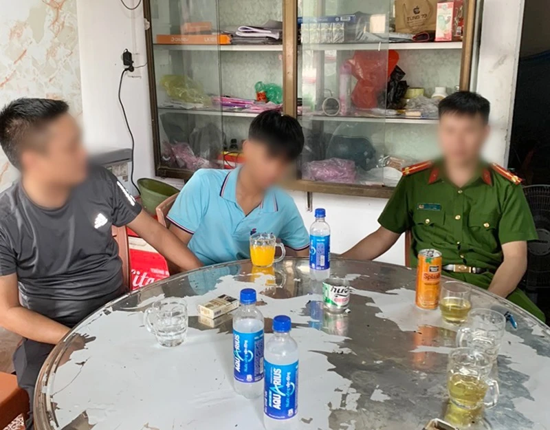 Lực lượng chức năng và gia đình nhận dạng em S (giữa) tại một quán ăn trên địa bàn phường Hải Thành, TP Đồng Hới. Ảnh: L.M Lực lượng chức năng và gia đình nhận dạng em S (giữa) tại một quán ăn trên địa bàn phường Hải Thành, TP Đồng Hới. Ảnh: L.M