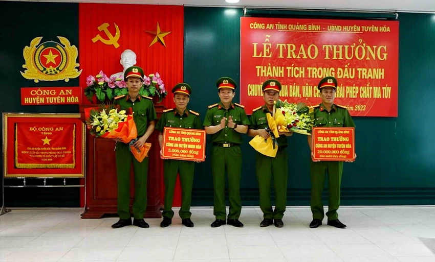 Đại tá Trần Quang Hiếu, Phó Giám đốc Công an tỉnh Quảng Bình trao thưởng cho các đơn vị trong chuyên án. Ảnh: CACC Đại tá Trần Quang Hiếu, Phó Giám đốc Công an tỉnh Quảng Bình trao thưởng cho các đơn vị trong chuyên án. Ảnh: CACC