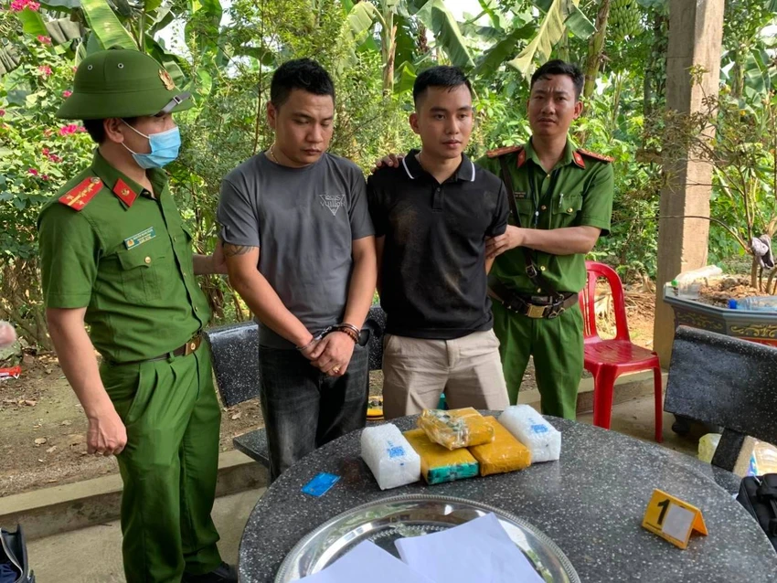 Sơn và Hoàng thời điểm bị bắt quả tang. Ảnh: C.A Sơn và Hoàng thời điểm bị bắt quả tang. Ảnh: C.A
