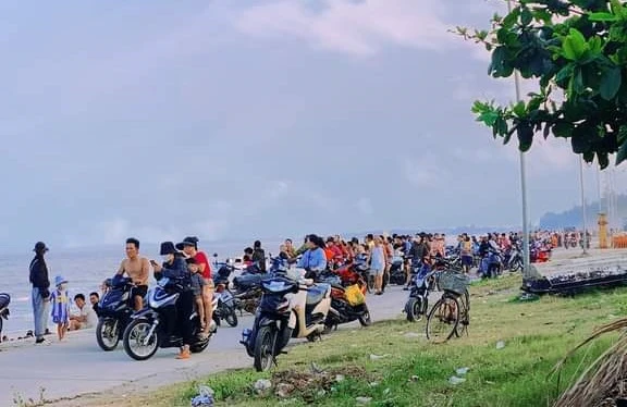 Khu vực bãi biển xã Cảnh Dương, huyện Quảng Trạch - nơi xảy ra sự việc. Ảnh: NDCC Khu vực bãi biển xã Cảnh Dương, huyện Quảng Trạch - nơi xảy ra sự việc. Ảnh: NDCC