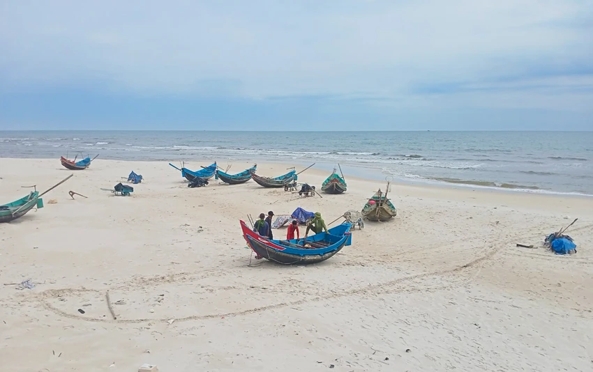 Các thuyền nan tại bãi biển xã Ngư Thuỷ Bắc, huyện Lệ Thuỷ. Ảnh: B.T Các thuyền nan tại bãi biển xã Ngư Thuỷ Bắc, huyện Lệ Thuỷ. Ảnh: B.T