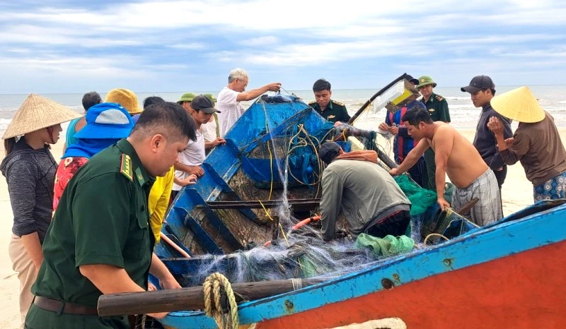 Cán bộ chiến sĩ biên phòng hỗ trợ các thuyền nan và ngư dân sau vụ chìm 9 thuyền nan. Ảnh: B.T Cán bộ chiến sĩ biên phòng hỗ trợ các thuyền nan và ngư dân sau vụ chìm 9 thuyền nan