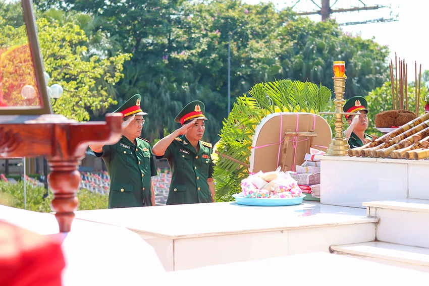 Lãnh đạo Bộ Tư lệnh Quân khu 4 dâng hoa, dâng hương. Ảnh: BẢO THIÊN Lãnh đạo Bộ Tư lệnh Quân khu 4 dâng hoa, dâng hương. Ảnh: BẢO THIÊN