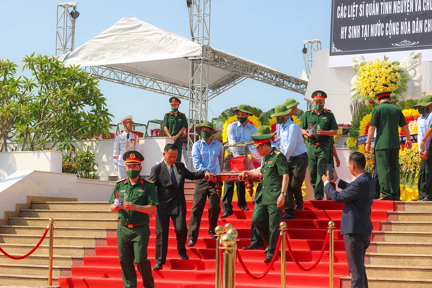 Tỉnh Quảng Bình đón nhận hài cốt liệt sĩ hi sinh tại Lào về nước. Ảnh: BẢO THIÊN Tỉnh Quảng Bình đón nhận hài cốt liệt sĩ hi sinh tại Lào về nước. Ảnh: BẢO THIÊN