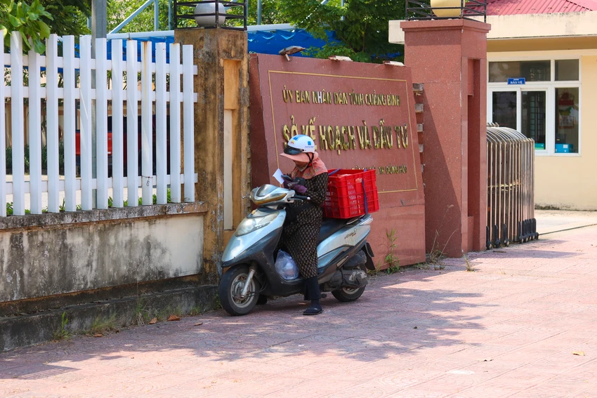 Một shipper giao hàng “xuyên trưa” dưới cái nắng hầm hập. Ảnh: BẢO THIÊN Một shipper giao hàng “xuyên trưa” dưới cái nắng hầm hập. Ảnh: BẢO THIÊN