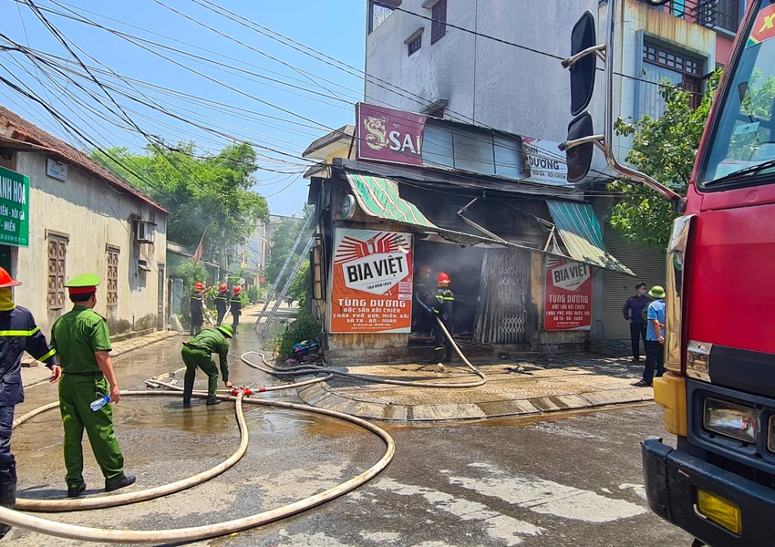 Vụ cháy đã thiêu rụi hoàn toàn quán ăn, rất may không có thiệt hại về người. Ảnh: BẢO THIÊN Vụ cháy đã thiêu rụi hoàn toàn quán ăn, rất may không có thiệt hại về người. Ảnh: BẢO THIÊN