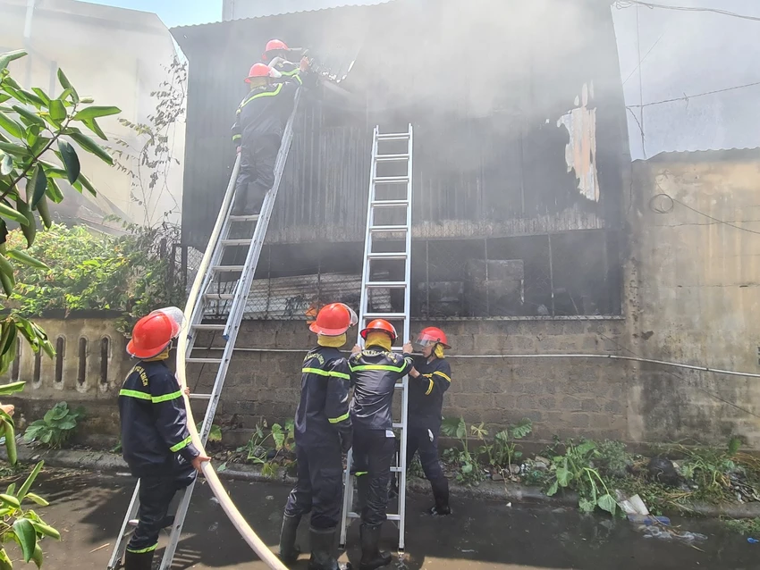 Lực lượng Cảnh sát phòng cháy chữa cháy khẩn trương dập lửa. Ảnh: BẢO THIÊN Lực lượng Cảnh sát phòng cháy chữa cháy khẩn trương dập lửa. Ảnh: BẢO THIÊN