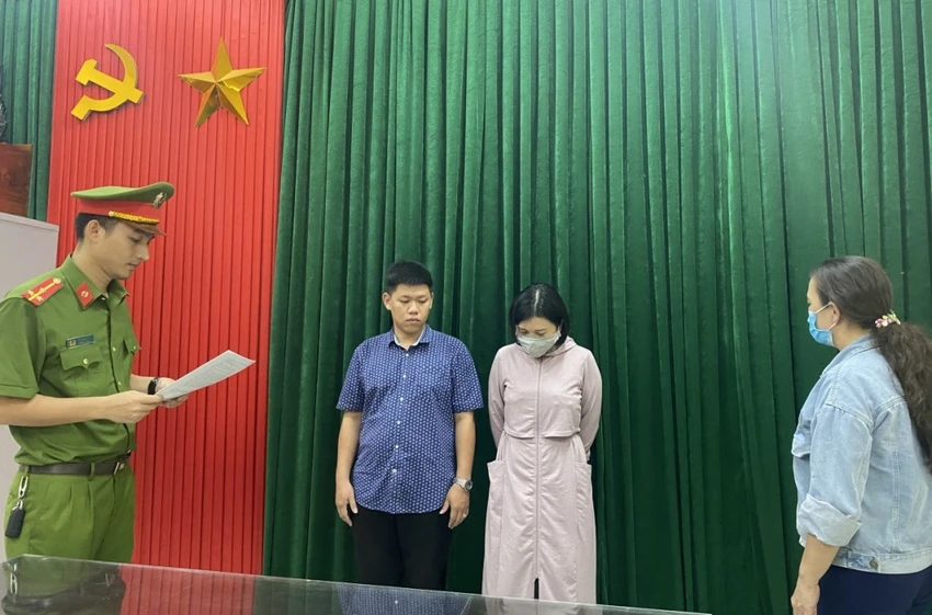 Toàn và Nhung bị khởi tố về tội Cưỡng đoạt tài sản. Ảnh: CA Toàn và Nhung bị khởi tố về tội Cưỡng đoạt tài sản. Ảnh: CA